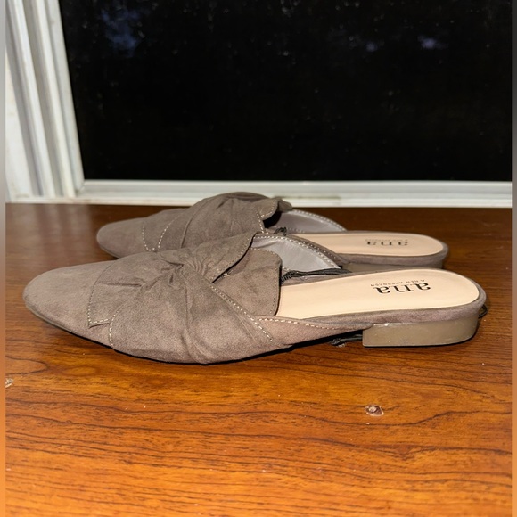 A.n.a Women’s Shadow Taupe Brown Faux Leather Ruched Knot Mules Size 7.5M NWOT - Picture 3 of 5